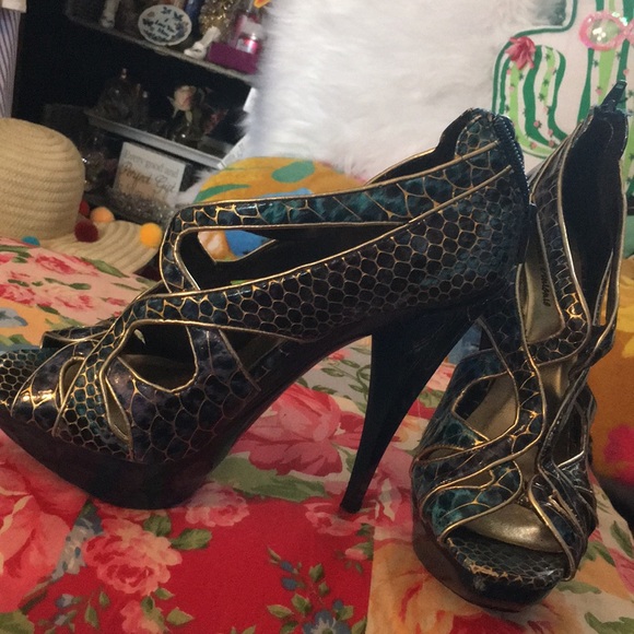 Shoe - Picture 2 of 4